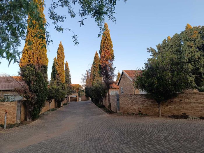 For Sale: Townhouse in Heuwelsig Estate with 3 beds, garden, and 2 garages.