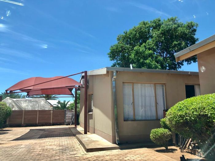 For Sale: Tsumeb Central Apartment with 2 Bedrooms, Aircon, and Backyard Space.