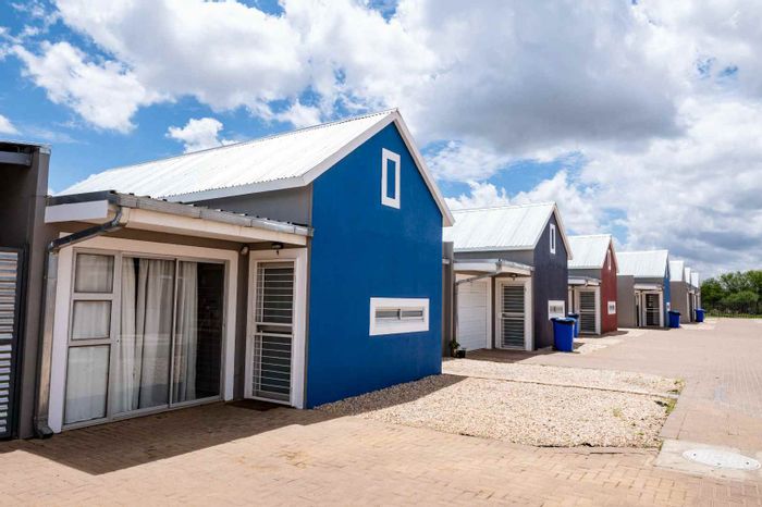 For Sale: Townhouse in Academia with 2 beds, private courtyard, secure parking.