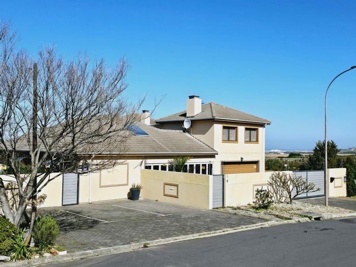 Heuningkloof House For Sale: Five en-suite bedrooms, flatlets, entertainment area, borehole.