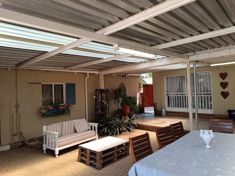 Valhalla House For Sale Spacious layout, pool, two TV rooms, flatlet