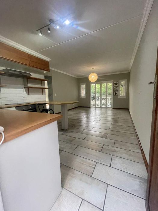 Lynnwood Manor Apartment To Rent: 2 Bedrooms, pool access, undercover parking, near amenities.