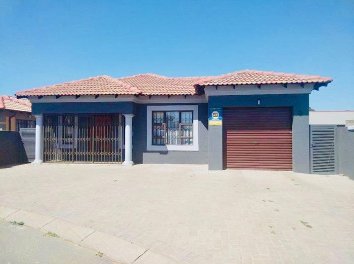 House for Sale in Vanderbijlpark Central East: 3 bedrooms, 2 bathrooms, garage.
