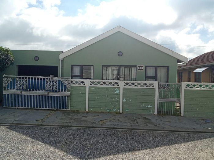 3-Bedroom House For Sale in Ilitha Park with versatile layout and secure garage.