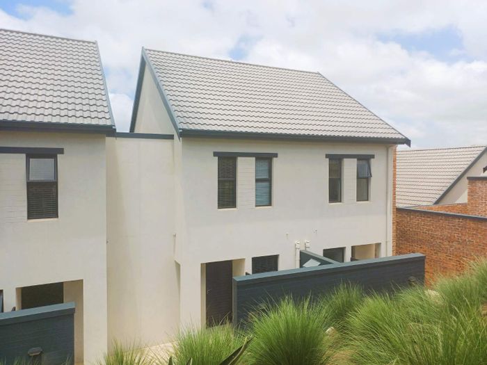 Cluster To Rent in Hillcrest Central: 2 beds, clubhouse, pool, secure living.