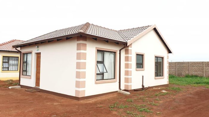 House for Sale in Windmill Park: 3 Bedrooms, Free WiFi, Customizable Plans.
