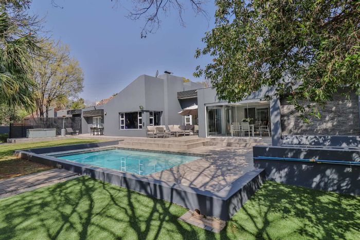 Sunninghill House To Rent: Open-plan living, gourmet kitchen, spacious bedrooms, ideal for entertaining.