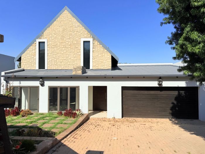 For Sale: House in Kyalami Glen Estate with pool, loft, and clubhouse access.