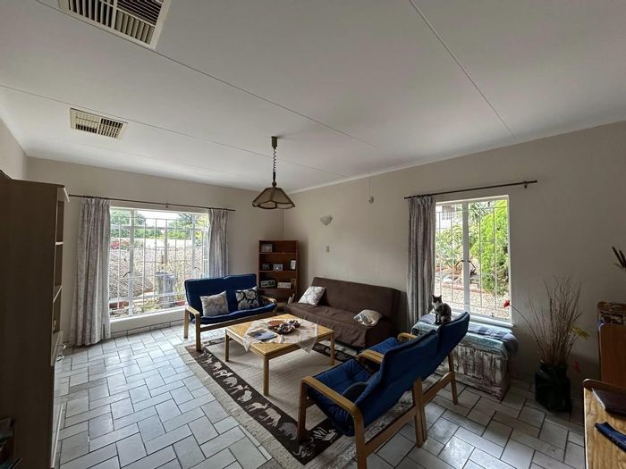 Spacious Pioniers Park House for Sale: Pool, Lapa, Flatlet, and Extra Rooms.