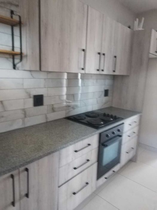 Braamfontein Apartment To Rent: Close to transport, shopping, gym, and university.