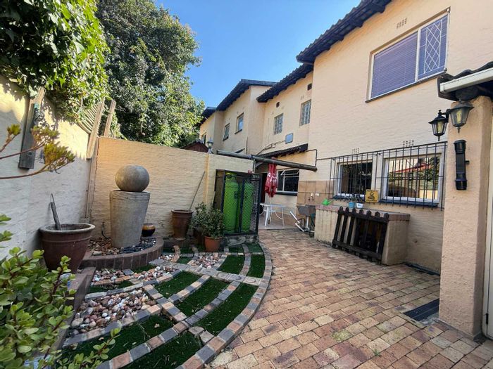 Property #2394783, Townhouse For Sale in Weltevreden Park