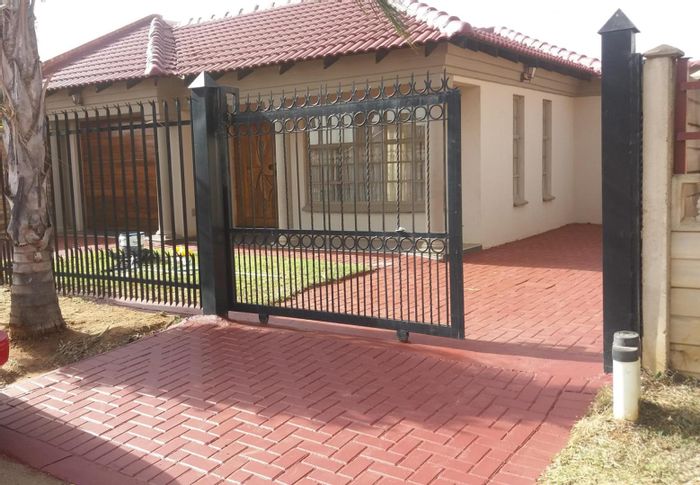 3-Bedroom House For Sale in Soshanguve Ext with Garage and Easy Access Amenities.