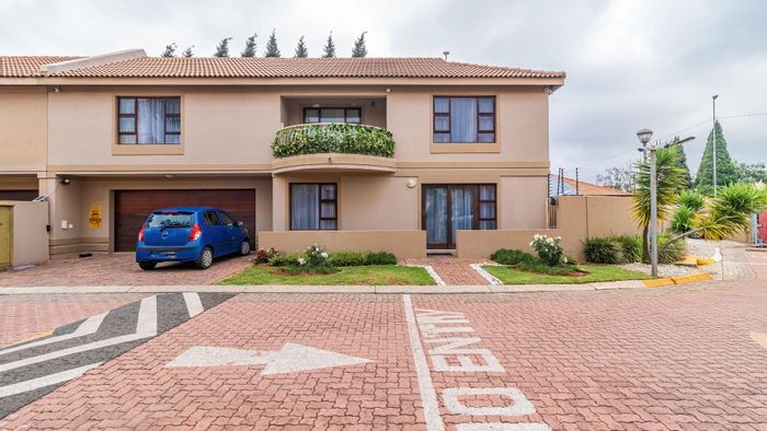 For Sale: Cluster home in Bartlett with 4 bedrooms, double garage, secure complex.