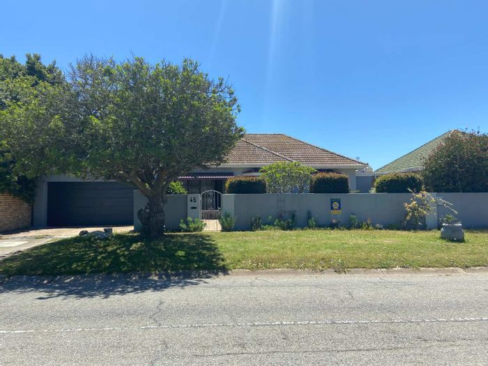 Glen Hurd House To Rent: 3 beds, splash pool, entertainment area, double garage.