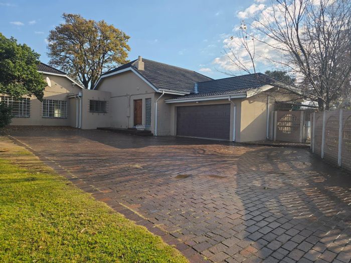 Rynfield House To Rent: Spacious with pool, flatlet, and entertainment room.