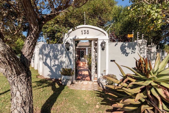 For Sale: House in Newton Park with 4 beds, 2 flatlets, and private entrance.