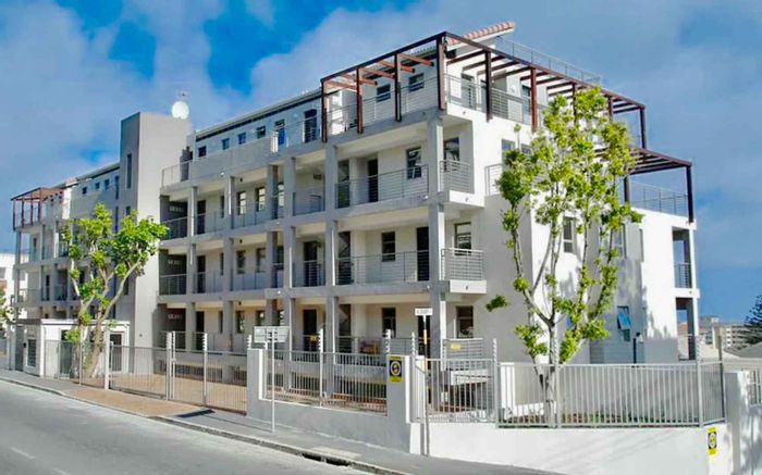 Sea Point Apartment For Sale: 2 beds, rooftop terrace, pool, tandem parking.