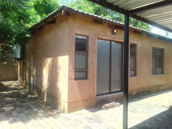 2 Bedroom Cottage To Rent in Silverton with garden, near shops and main roads.