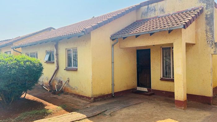 For Sale: 3-Bedroom House in Vosloorus Ext 25 with open plan living and secure yard.