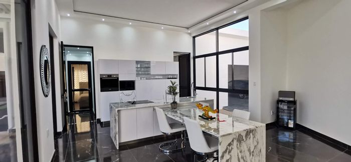 For Sale: House in Academia with 4 bedrooms, pool, and entertainment space.