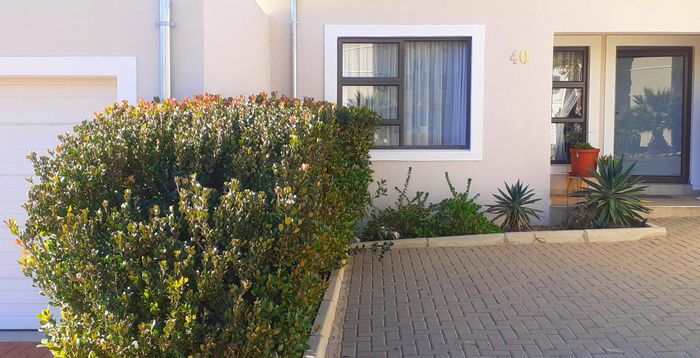 For Sale: Townhouse in Avis with 3 bedrooms, 2 bathrooms, and security features.