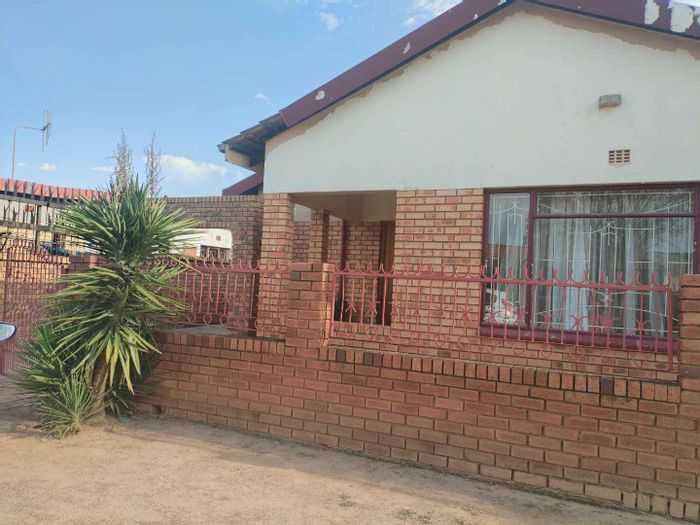 To Rent: House in Mamelodi West, near malls and transport; utilities included.