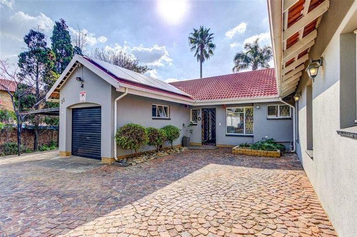 House for sale in Terenure: 4 bedrooms, pool, garage, near schools and shopping.