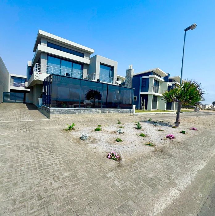 Lagoon Front House For Sale in Meersig: 4 beds, study, entertainment area, secure parking.