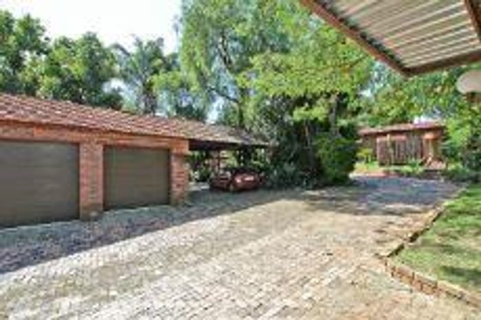 Douglasdale Cottage To Rent: Fully furnished, pool access, fiber internet included.