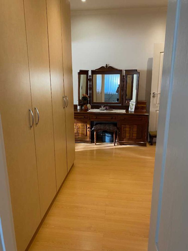 The main bedroom offers a dressing room adjacent to the en-suite bathroom.