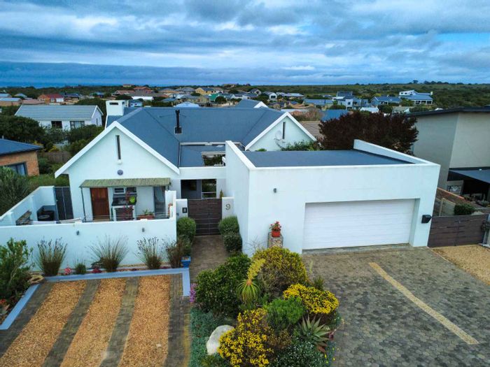 Property #2411616, House For Sale in Still Bay West