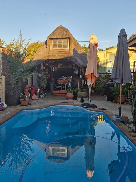 Uitsig House For Sale: 3 Bedrooms, pool, lapa, security features, and carports.