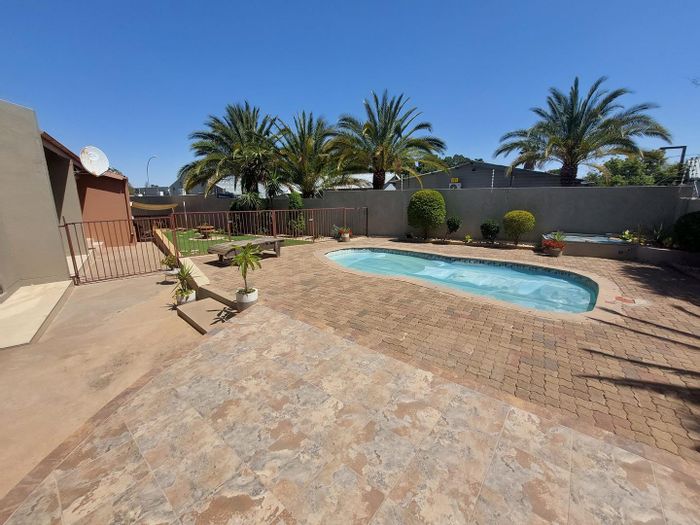 Hochlandpark House For Sale: 5 bedrooms, pool, garage, and entertainment lapa.