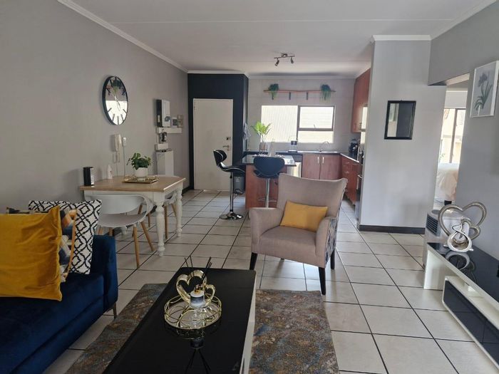 Sunninghill Apartment For Sale: 2 beds, pool, clubhouse, secure living, great location.