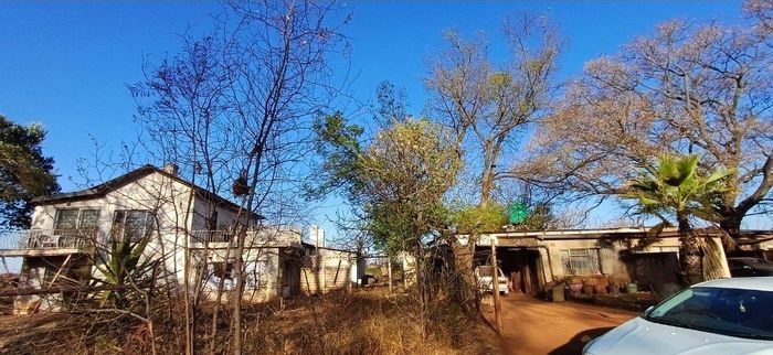 For Sale: Haakdoornboom Farm with 6-bedroom house, workshops, and borehole system.