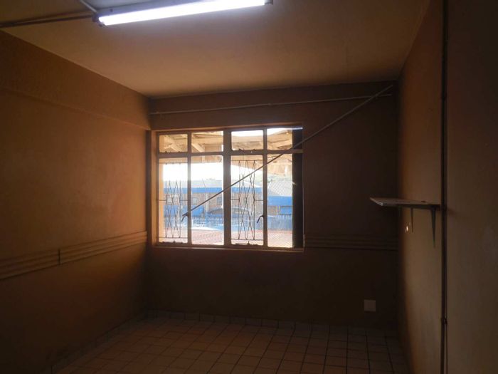 East Lynne Cluster To Rent: Spacious room near taxi rank, available immediately.