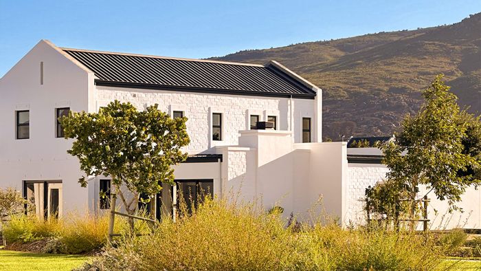For Sale: House in Paarl Valleij Lifestyle Estate with solar, clubhouse, and green belt views.
