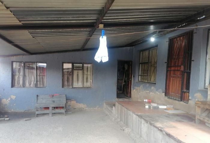 For Sale: House in Tembisa Central with four rooms and three outside rooms.