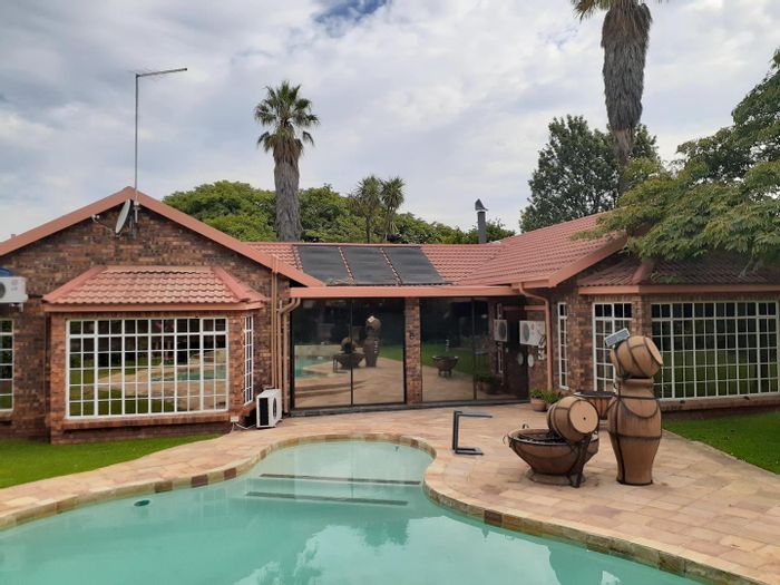 For Sale: House in Sunward Park with pool, security, and spacious patio.