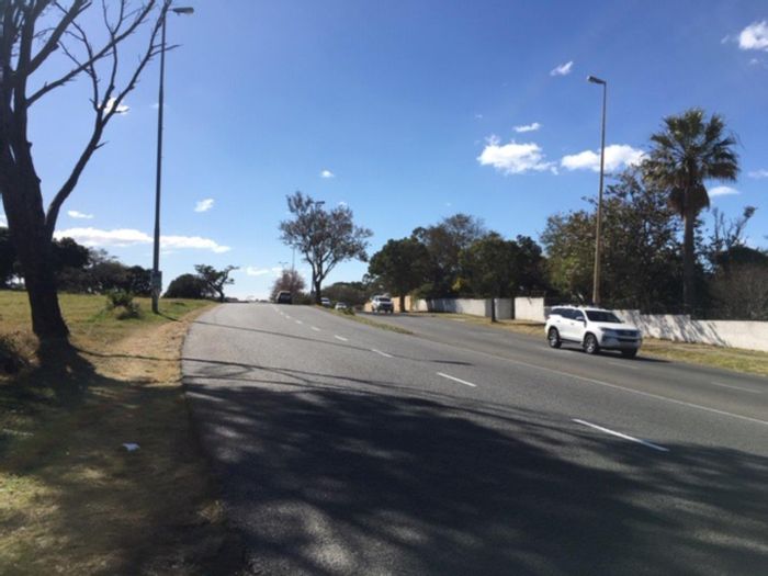 Selborne Business Unit To Rent: Private parking, 5 offices, kitchen, and canteen.