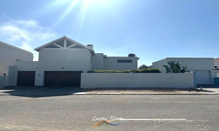 House For Sale in Swakopmund Ext 9: 5 bedrooms, 4 bathrooms, 3-car garage.