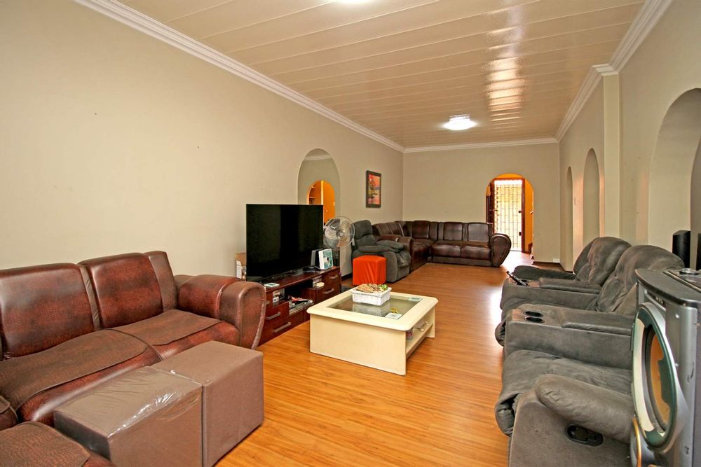 LOUNGE OPEN PLAN TO SEAT TWELVE TO FIFTEEN PEOPLE