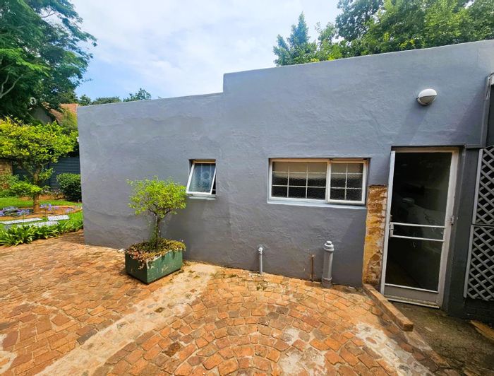 1-Bedroom Cottage in Rietondale To Rent, includes water, Wi-Fi, and parking.