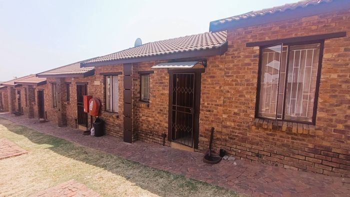 Olievenhoutbosch Apartment For Sale: 2 Bedrooms, prepaid electricity, fibre, parking included.