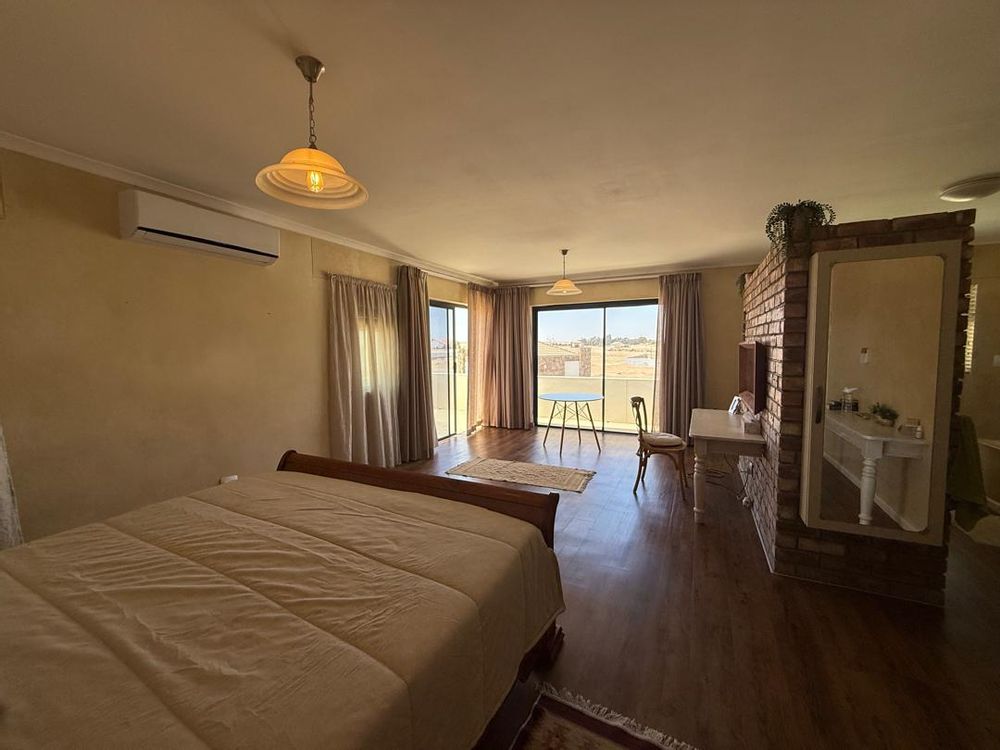 Main bedroom with en-suite bathroom and walk-in closet