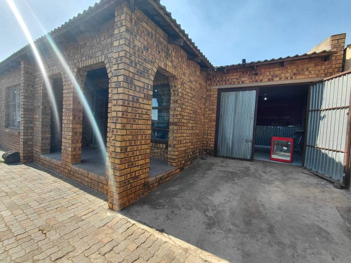House for Sale in Sethokga: Main Home with Income-Generating Cottage and Garage.
