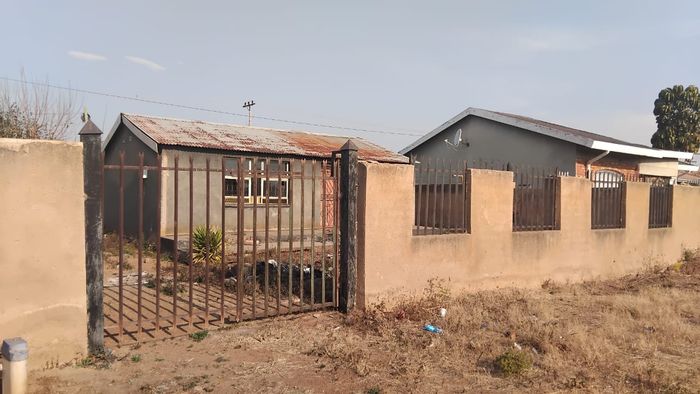 House For Sale in Ga-Rankuwa: 2 Bedrooms, 1 Bathroom, 325 m² Land.