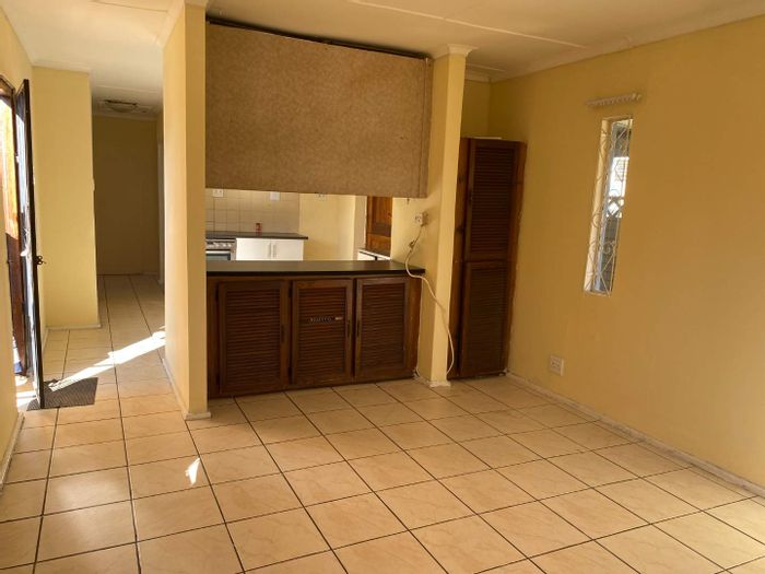 Braelyn Heights House For Sale: Two bedrooms, separate flat, braai area, income potential.