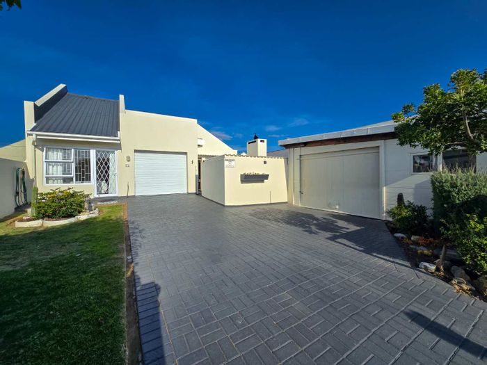 Property #2403786, House For Sale in Still Bay West