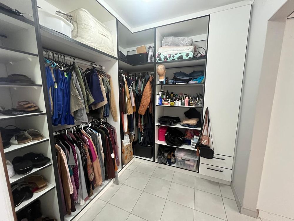 Main bedroom with walk-in closet